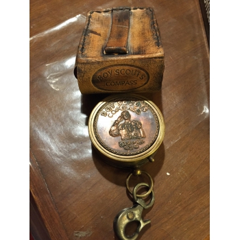 https://www.marie-galante-benodet.com/1084-thickbox_default/boussole-de-boy-scout-avec-etui-cuir.jpg