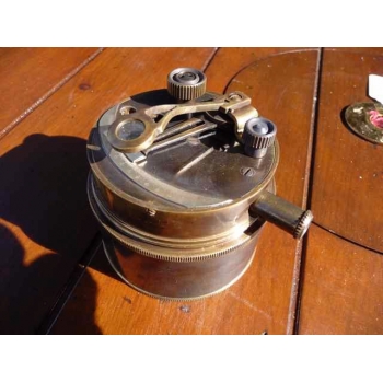 https://www.marie-galante-benodet.com/1468-thickbox_default/sextant-de-poche-instrument-de-marine.jpg