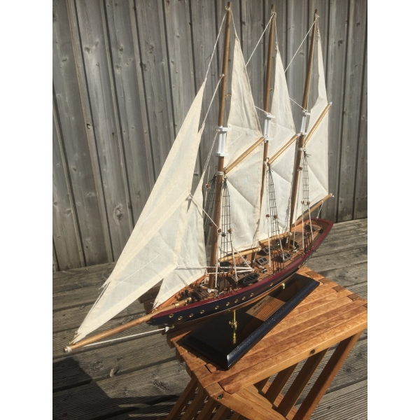 Maquette de l'Atlantic voilier goelette en bois vernis - Marie Galante