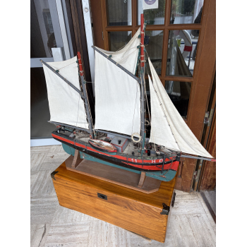 https://www.marie-galante-benodet.com/3156-thickbox_default/maquette-ancienne-de-barque-chalutiere-de-honfleur.jpg